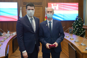 Губернатор Калининградской области поздравил В.Т. Паку с присвоением почетного звания &laquo;Заслуженный деятель науки Российской Федерации&raquo;